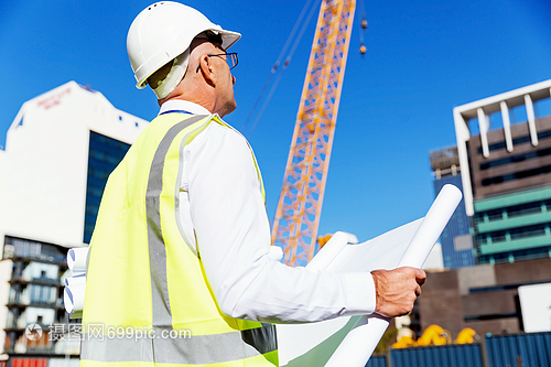 藍(lán)圖背心下的城市筑夢(mèng)人——記建筑工地上的工程師與建設(shè)者